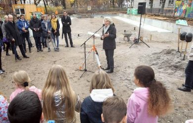 Rede vor Planungsbeteiligten und Schülern der Schule zum Spatenstich des Neubaus der Mensa