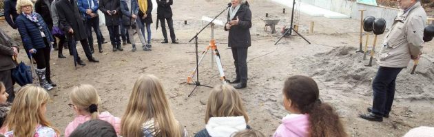 Rede vor Planungsbeteiligten und Schülern der Schule zum Spatenstich des Neubaus der Mensa