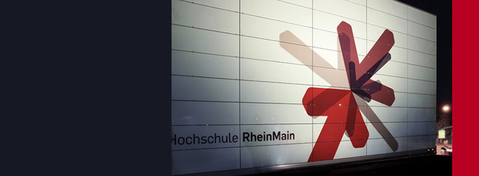 Ausschnitt einer vorgehängten Glasfassade bedruckt mit dem Logo der Hochschule RheinMain
